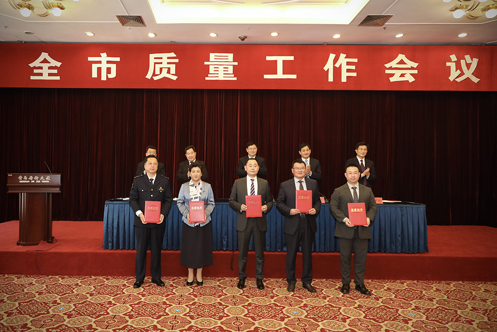 2海大生物集團(tuán)創(chuàng)始人、董事長(zhǎng)單俊偉（右二）上臺(tái)領(lǐng)獎(jiǎng).jpg